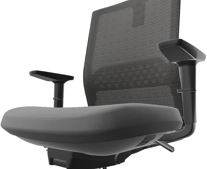 Detalle de asiento acolchado y respaldo de malla de una silla ergonómica