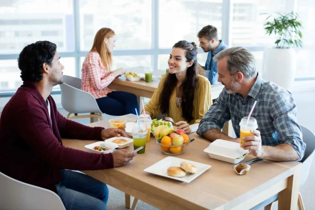 Grupo de compañeros de trabajo comiendo comida sana