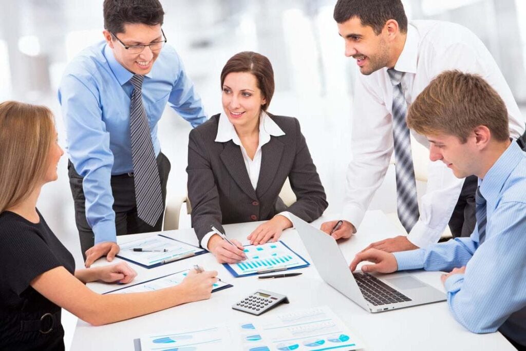 Equipo de oficina colaborando en un ambiente relajado y positivo