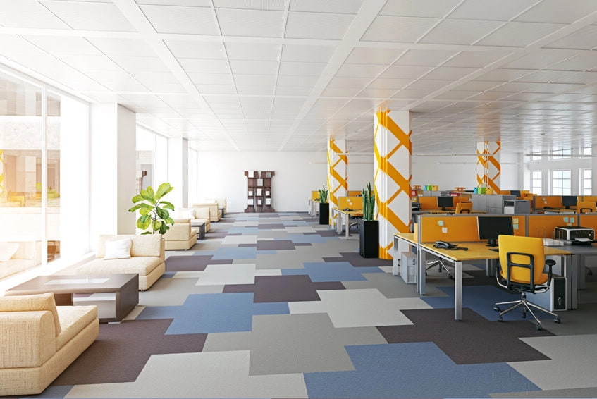 Oficina amplia y luminosa con alfombra de colores y decoración moderna