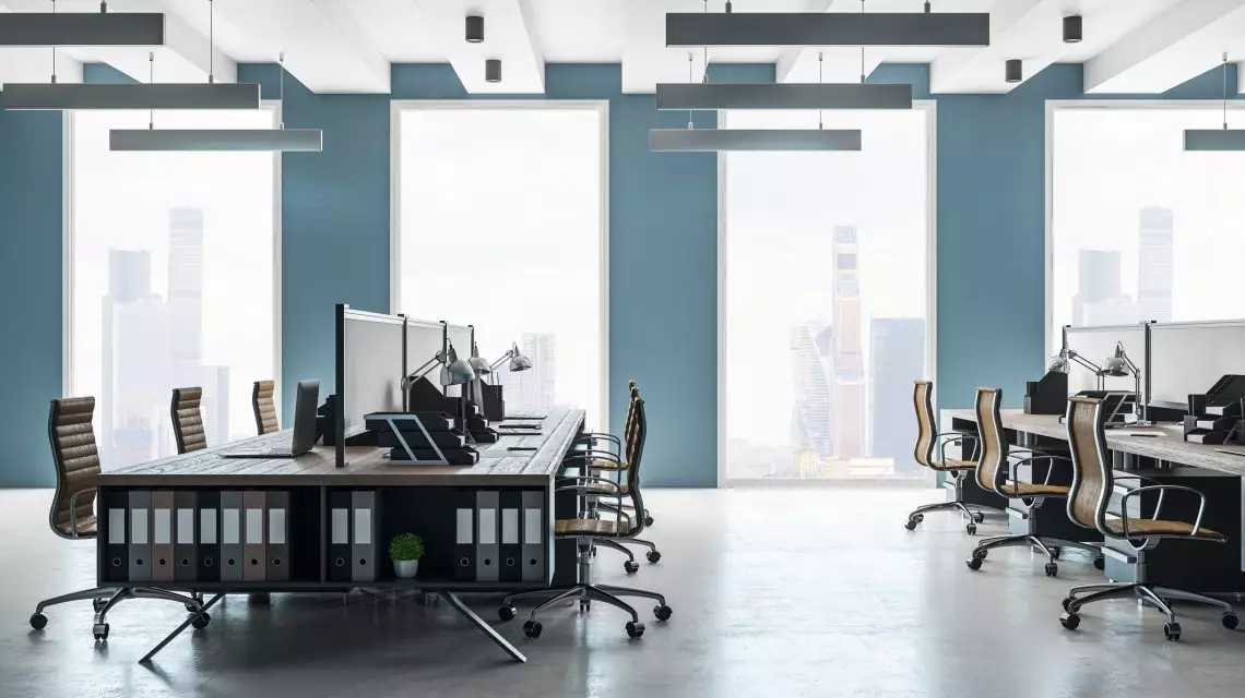 Espacio de trabajo compartido con mobiliario de diseño industrial