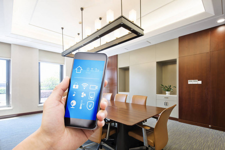 Control inteligente de oficina desde el móvil en una sala de reuniones moderna